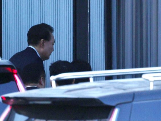 ▲ 윤석열 대통령 2차 체포영장 집행이 진행된 15일 과천청사 공수처 청사로 윤 대통령이 출석하고 있다. (공동취재) 사진=뉴시스