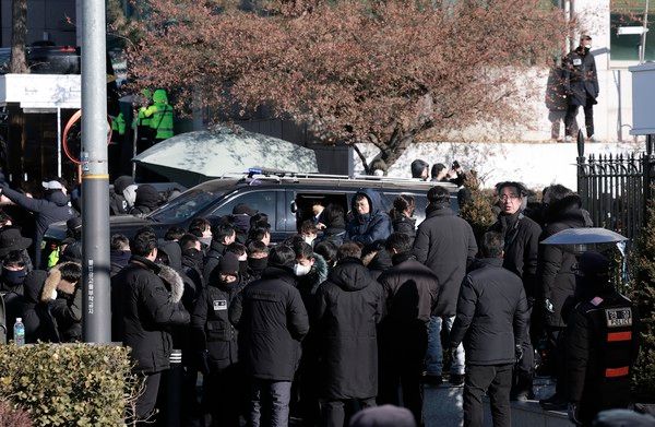 ▲ 고위공직자범죄수사처(공수처)와 경찰이 윤석열 대통령에 대한 2차 체포영장을 집행한 15일 윤 대통령 등이 탑승한 것으로 추정된 차량이 서울 용산구 한남동 관저를 나서고 있다. 사진=뉴시스