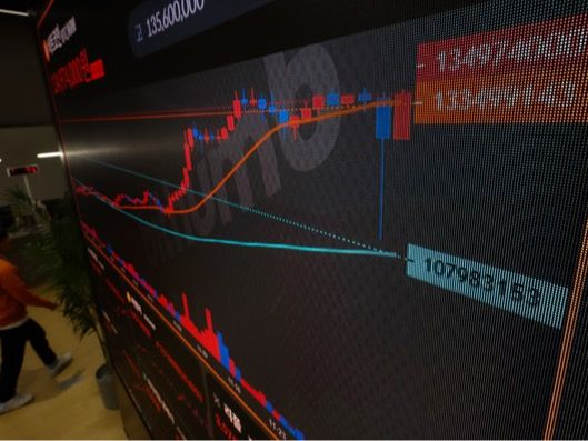 ▲ 서초구 빗썸라운지 전광판에 비트코인 등 가상화폐 시세가 표시되고 있다. 사진=뉴시스