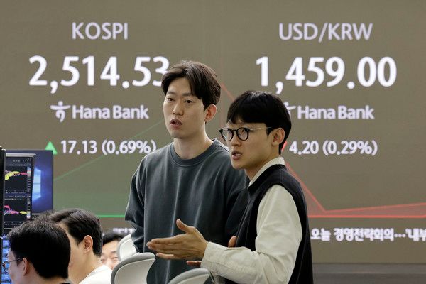 ▲ 15일 서울 중구 하나은행 딜링룸에서 딜러들이 업무를 보고 있다. 사진=뉴시스