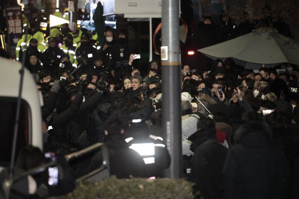 ▲ 15일 서울 용산구 대통령 관저 앞에서 국민의힘 당직자들이 공수처, 경찰과 대치하고 있다. 사진=뉴시스