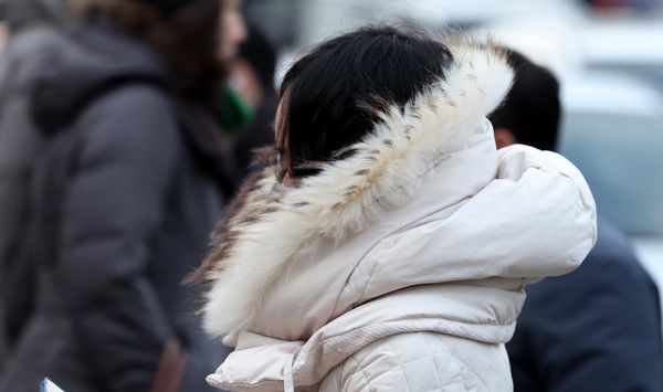 ▲ 서울 종로구 세종대로 사거리에서 출근길 시민이 몸을 잔뜩 웅크린채 발걸음을 재촉하고 있다. 사진=뉴시스