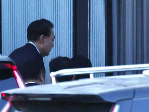 ▲ 윤석열 대통령 2차 체포영장 집행이 진행된 15일 과천청사 공수처 청사로 윤 대통령이 출석하고 있다. 사진=뉴시스