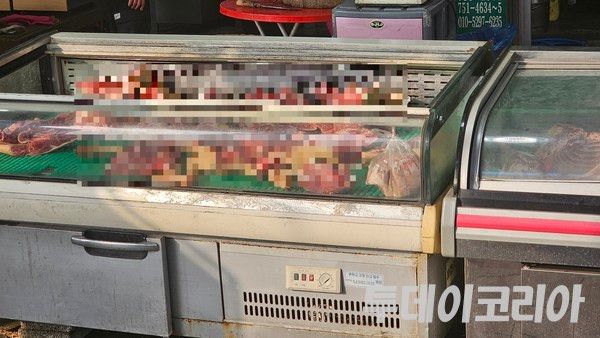 ▲ 행인이 지나는 시장 길목에 진열되어있는 개 지육. 사진=투데이코리아