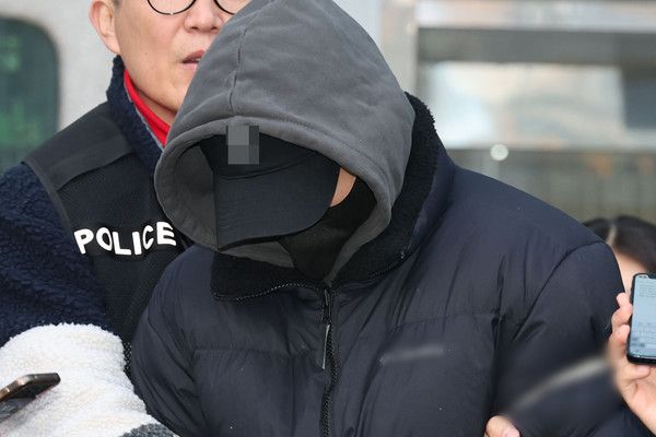 ▲ 경복궁 낙서 훼손을 모방해 2차로 훼손한 후 예술활동이라고 주장한 설 씨가 지난 2023년 12월 서울 성북구 성북경찰서에서 검찰로 송치되고 있다. 사진=뉴시스