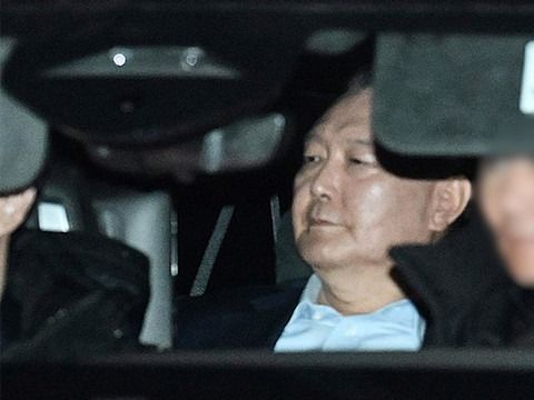 ▲ ▲ 윤석열 대통령이 15일 경기도 정부과천청사 고위공직자범죄수사처(공수처)에서 조사를 마친 뒤 서울구치소로 향하고 있다. 사진=뉴시스