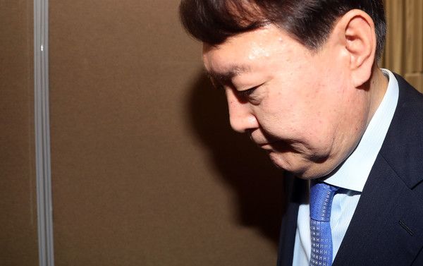 ▲ 윤석열 대통령이 구속됐다. 사진은 윤 대통령이 검찰총장으로 재임하던 2019년 당시 국회 법제사법위원회의 대검찰청에 대한 국정감사에서 오전 질의를 마친 뒤 퇴장하고 있는 모습. 사진=뉴시스