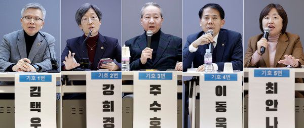 ▲ 지난해 12월 서울 마포구 공유스페이스 포엘 컨퍼런스홀에서 한국여자의사회 주관으로 열린 제43대 대한의사협회 회장 선거 후보자 합동토론회에서 김택우(왼쪽부터), 강희경, 주수호, 이동욱, 최안나 후보가 발언하고 있다. 사진=뉴시스