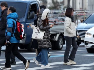 ▲ 서울 종로구 세종대로사거리에서 출근길 시민이 잔뜩 웅크린채 횡단보도를 건너고 있다. 사진=뉴시스