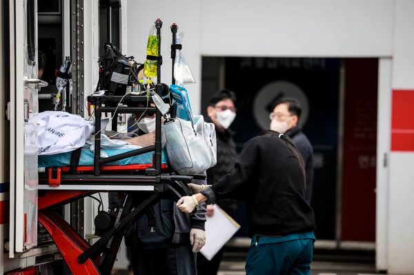 ▲ 서울시내 한 대학병원 응급의료센테로 환자가 이송되고 있다. 사진=뉴시스