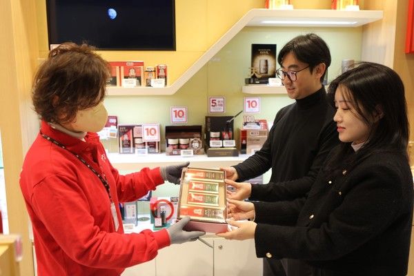 ▲ 롯데백화점 광주점 지하1층 정관장 매장에서 설 명절을 앞두고 홍삼 제품 등 다양한 건강기능식품을 선보이고 있다. 사진=롯데백화점 광주점