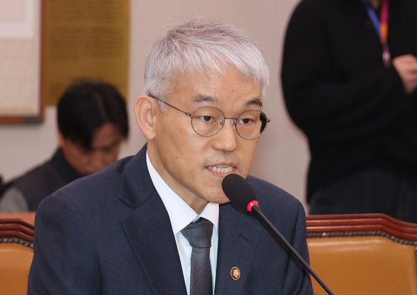 ▲ 천대엽 법원행정처장이 지난 13일 서울 여의도 국회에서 윤석열 정부의 내란-외환 행위의 진상규명을 위한 특별검사 임명 등에 관한 법률안을 안건으로 열린 제420회 국회(임시회) 법제사법위원회 제4차 전체회의에서 의원 질의에 답하고 있다. 사진=뉴시스