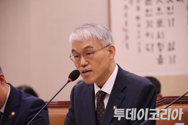 ▲ 천대엽 법원행정처장이 20일 국회 법제사법위원회에서 열린 ‘서울서부지방법원 소요 사태 관련 긴급현안질의’에 출석해 의원 질의에 답변하고 있다. 사진=이기봉 기자