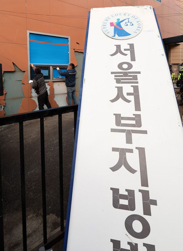 ▲ 20일 오전 서울 마포구 서울서부지방법원에서 공사 관계자들이 파손된 외벽 및 창문 보수작업을 하고 있다. 지난 19일 새벽 윤석열 대통령의 구속영장 발부에 지지자들이 집단 폭력 및 법원 안으로 침입하는 사고가 발생했다. 한편 서울서부지방법원은 법원은 정상적으로 운영될 것이라고 밝혔다. 다만 차량을 통한 출입은 불가능하고 출입자는 신분 확인이 필요하다고 전했다. 사진=뉴시스