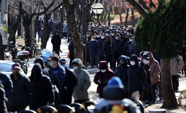 ▲ 12월 31일 대구 달서구 두류공원 사랑해 밥차 무료 급식소를 찾은 어르신들이 점심 배식을 받기 위해 줄을 서고 있다. 사진=뉴시스