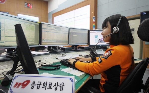 ▲ 인천소방본부 관계자가 119응급의료 상담을 하고 있다. 사진=인천소방본부