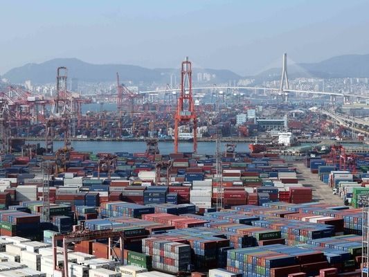 ▲ 부산 남구 신선대(사진 아래) 및 감만(위) 부두 야적장에 컨테이너가 쌓여 있다. 사진=뉴시스