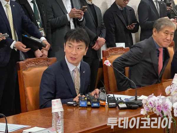 ▲ 21일 이복현 금융감독원장이 여의도 주택건설회관에서 열린 ‘부동산PF 정상화 추진을 위한 금융권·건설업계 간담회’에서 모두발언을 하고 있다. 사진=진민석 기자