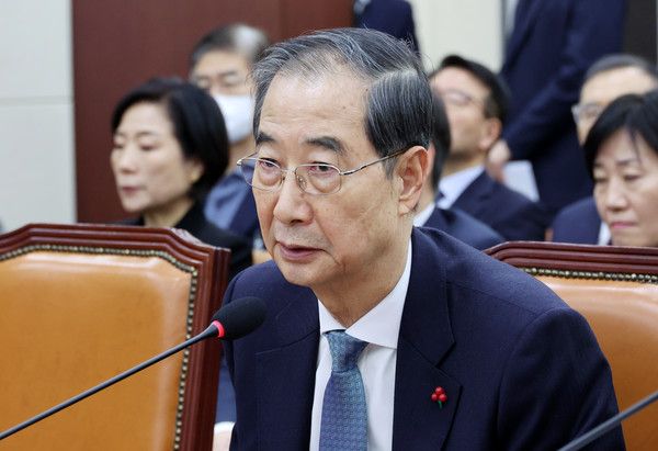 ▲ 직무정지된 한덕수 국무총리가 15일 오후 서울 여의도 국회에서 열린 윤석열 정부의 비상계엄 선포를 통한 내란 혐의 진상규명 국정조사 특별위원회 제4차 전체회의에서 의원 질의에 답변하고 있다. 사진=뉴시스