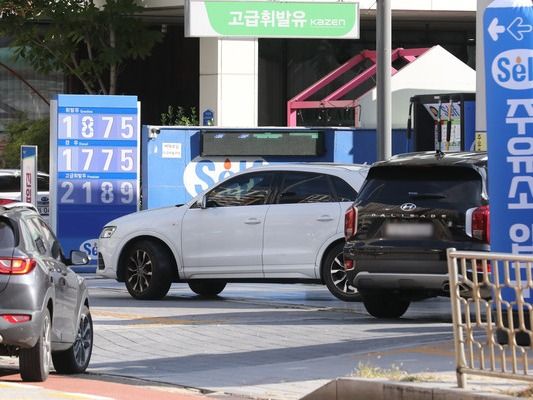 ▲ 지난 11일 오전 서울 시내 주유소에 유가 정보가 표시되어 있다. 사진=뉴시스