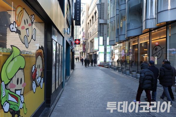 ▲ 지난 12월 18일 명동 골목을 찾은 방문객이 줄어들어 텅 비어있는 분위기를 풍기고 있다. 사진=투데이코리아
