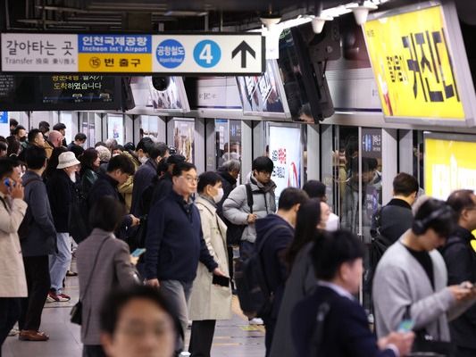 ▲ 8일 오전 서울 중구 서울역 지하철 1호선 승강장이 이용객들로 붐비고 있다. 사진=뉴시스
