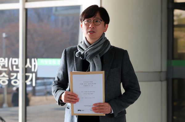 ▲ 서울 서초구 서울중앙지방법원에서 가수 이승환의 법적 대리인 임재성 변호사가 언론브리핑을 하고 있다. 사진=뉴시스