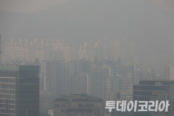 ▲ 지난 21일 서울 도심이 미세먼지에 덮힌 모습을 보이고 있다. 사진=투데이코리아