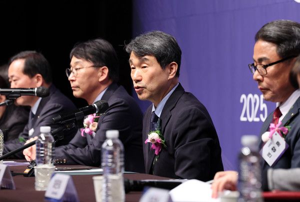 ▲ 이주호 사회부총리 겸 교육부 장관이 22일 오후 서울 중구 웨스틴 조선호텔에서 열린 2025 한국대학교육협의회 정기총회 장관과의 대화에서 발언하고 있다. 사진=뉴시스