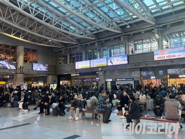 ▲ 24일 시민들이 용산역 대합실에 앉아 열차를 기다리고 있다. 사진=투데이코리아
