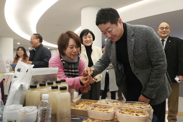 ▲ 김진경 경기도의회 의장이 24일 설 명절맞이 노인일자리 생산품 판매행사장을 찾아 시식하고 있다. 사진=경기도의회