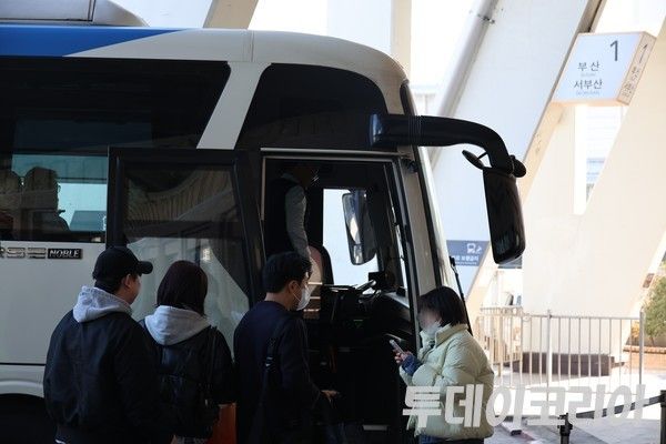 ▲ 설 연휴를 앞둔 24일 귀성객들이 부산행 버스에 오르고 있다. 사진=이기봉 기자