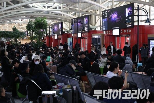 ▲ 24일 서울고속버스터미널 호남선 대합실에서 귀성객들이 버스를 기다리고 있다. 사진=이기봉 기자