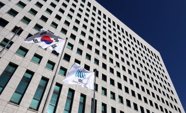 ▲ 24일 오전 서울 서초구 대검찰청에서 태극기와 검찰 깃발이 나란히 바람에 휘날리고 있다. 사진=뉴시스