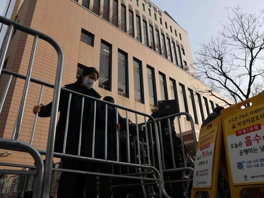 ▲ 내란 수괴 혐의로 체포된 윤석열 대통령의 구속 전 피의자심문(영장실질심사)이 열리고 있는 18일 서울 마포구 서울서부지법에서 경호처 관계자들이 서부지법 주변에 펜스를 치고 있다. 사진=뉴시스