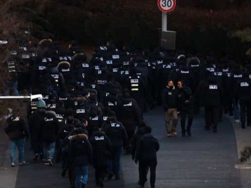 ▲ 윤석열 대통령에 대한 2차 체포영장이 집행된 15일 오전 서울 용산구 대통령 관저로 경찰과 공수처 관계자들이 진입하고 있다. 사진=뉴시스