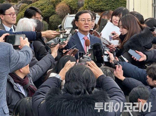 ▲ 탄핵심판 변론준비기일 종료된 27일 오후 서울 종로구 헌법재판소에서 윤석열 대통령 측 대리인단인 윤갑근 변호사가 취재진 질문에 답변하고 있다. 사진=투데이코리아