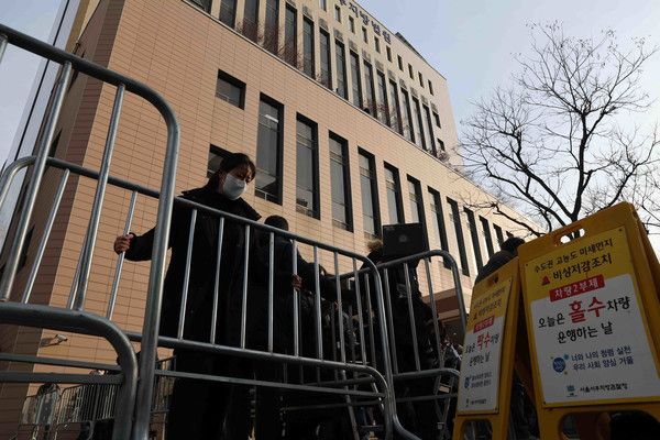 ▲ 내란 수괴 혐의로 체포된 윤석열 대통령의 구속 전 피의자심문(영장실질심사)이 열리고 있는 18일 서울 마포구 서울서부지법에서 경호처 관계자들이 서부지법 주변에 펜스를 치고 있다. 사진=뉴시스