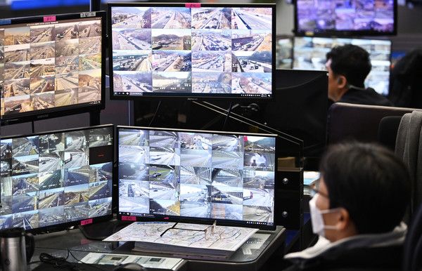 ▲ 설 연휴를 하루 앞둔 24일 경기도 성남시 궁내동 한국도로공사 교통센터에서 관계자들이 전국 고속도로 교통상황을 살펴보고 있다. 사진=뉴시스