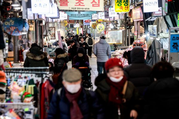 ▲ 서울시내 전통시장을 찾은 시민들이 장을 보고 있다. 사진=뉴시스
