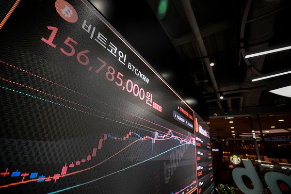 ▲ 지난 22일 서울 서초구 빗썸라운지 전광판에 비트코인 시세가 나타나고 있다. 사진=뉴시스