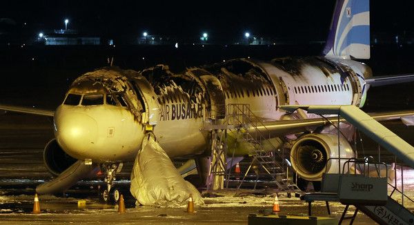 ▲ 부산 강서구 김해국제공항 계류장에 있던 홍콩행 에어부산 BX391편 항공기(기종 A321) 후미에서 원인이 밝혀지지 않은 불이 나 승객 170명과 승무원 6명 등 총 176명이 긴급 대피했으며, 이 과정에서 3명이 경상을 입고 인근 병원으로 이송됐다. 사진은 29일 새벽 진화가 완료된 에어부산 항공기 모습 사진=뉴시스