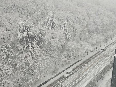▲ 폭설이 내린 27일 경기 용인시 부근에서 차들이 서행하고 있다. 사진=투데이코리아