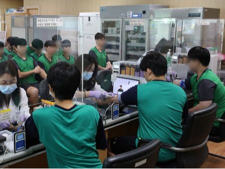 ▲ 9월 10일 인천 미추홀구 인천병무지청 진단검사의학실에서 입영대상자들이 혈액검사를 받고 있다. 사진=뉴시스