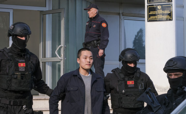 ▲ 가상화폐 '테라·루나' 사태의 핵심 인물 권도형 테라폼랩스 대표가 지난해 3월 23일(현지시각) 몬테네그로 포드고리차의 경찰청에서 조사를 받은 후 경찰관들에게 이끌려 나오고 있다. 사진=뉴시스