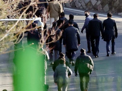 ▲ 고위공직자범죄수사처(공수처)가 윤석열 대통령 체포영장 집행을 시도한 3일 공수처 관계자들이 서울 용산구 대통령 관저로 들어가고 있다. 사진=뉴시스