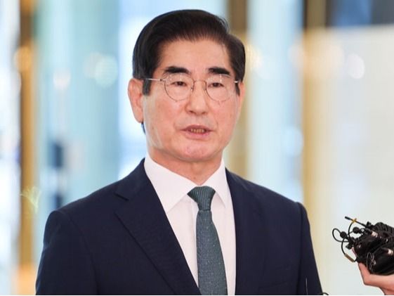 ▲ 김용현 국방부 장관 후보자가 16일 서울 용산구 육군회관에 마련된 후보자 사무실로 출근 전 취재진 질문에 답하고 있다. 사진=뉴시스