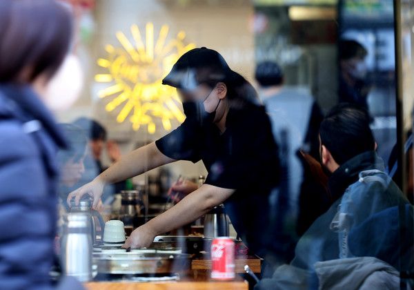 ▲ 서울시내 한 가게에서 종업원이 근로하고 있다. 사진=뉴시스