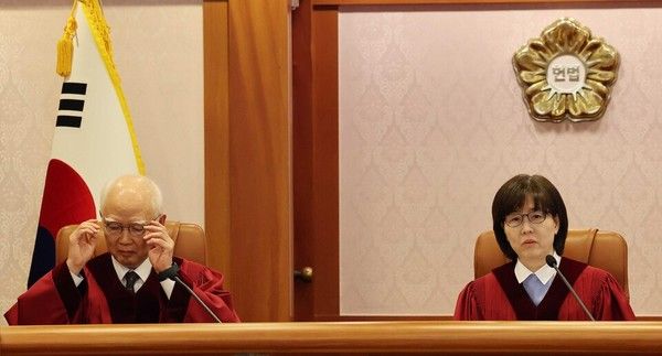 ▲ 정형식, 이미선 헌법재판관이 3일 서울 종로구 헌법재판소 소심판정에서 윤석열 대통령 탄핵 심판 2차 변론준비기일을 진행하고 있다. 사진=뉴시스