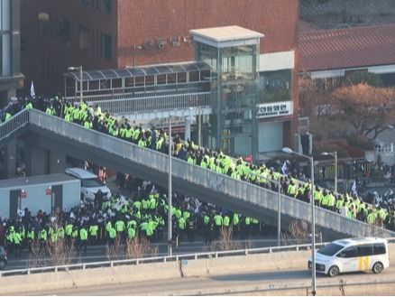 ▲ 고위공직자범죄수사처(공수처)가 윤석열 대통령 체포영장 집행을 시도한 3일 오전 서울 용산구 관저 인근에 경찰이 배치돼 있다. 사진=뉴시스